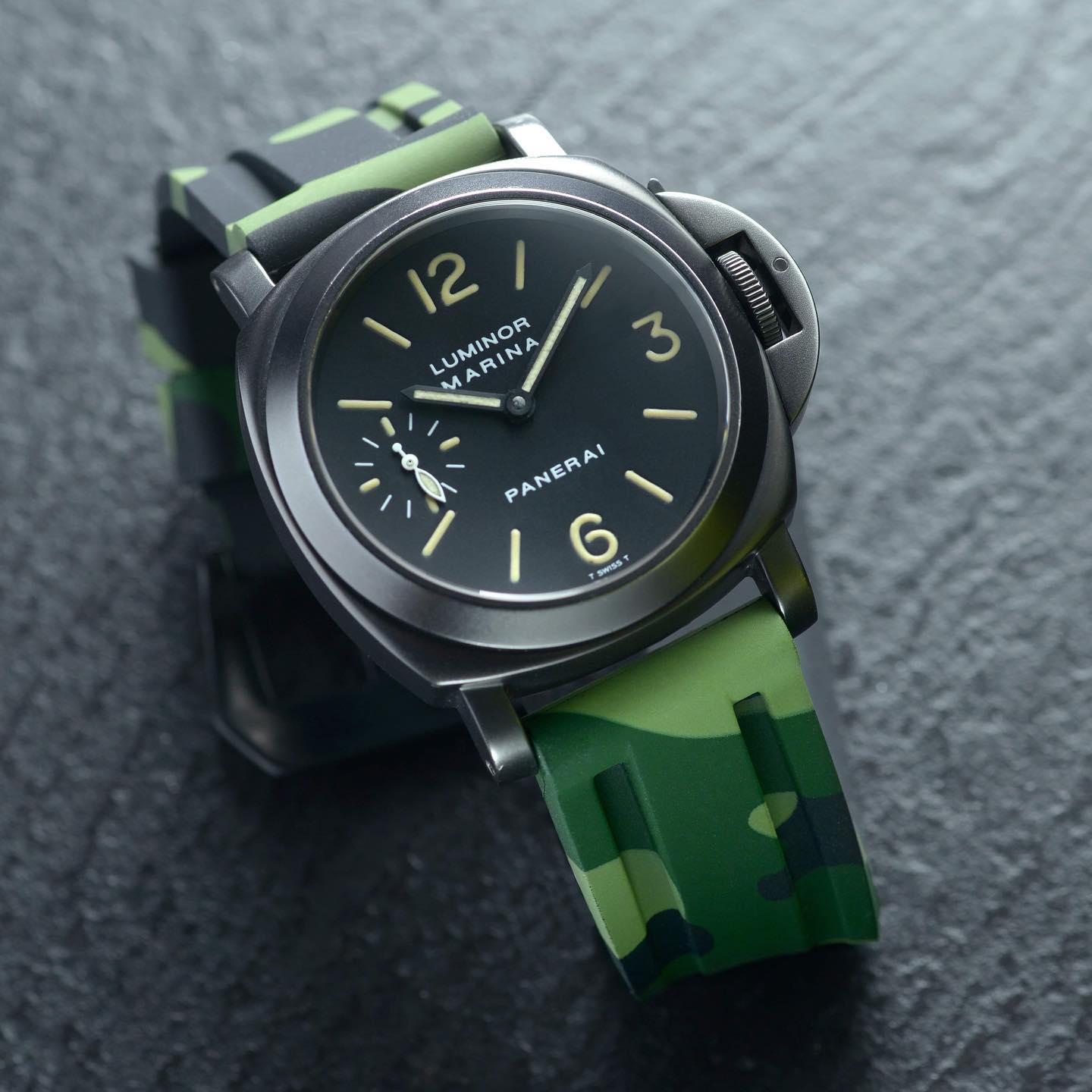 Horus 21mm curved rubber strap - Green camouflage with gold buckle